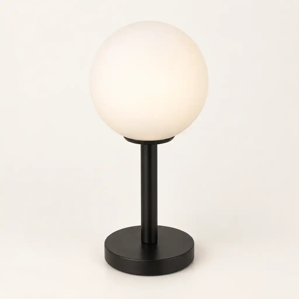 Lampa stołowa nowoczesna z czarną metalową podstawą i okrągłym kloszem z matowego szkła