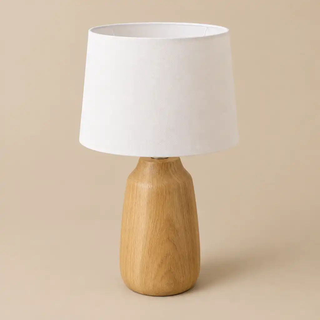 Lampa stołowa z drewnianą podstawą w kolorze dębu i białym kloszem z tkaniny