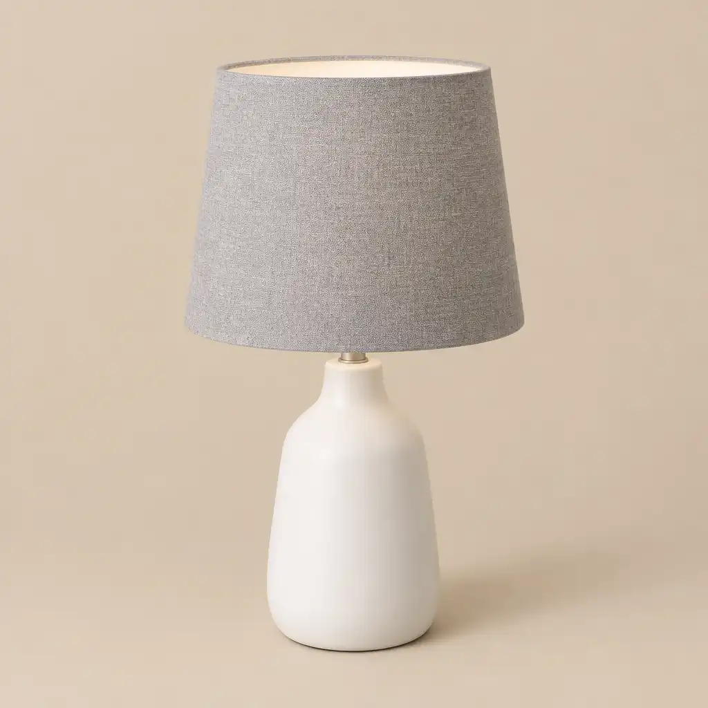 Lampa stołowa skandynawska z białą ceramiczną podstawą i szarym tekstylnym abażurem