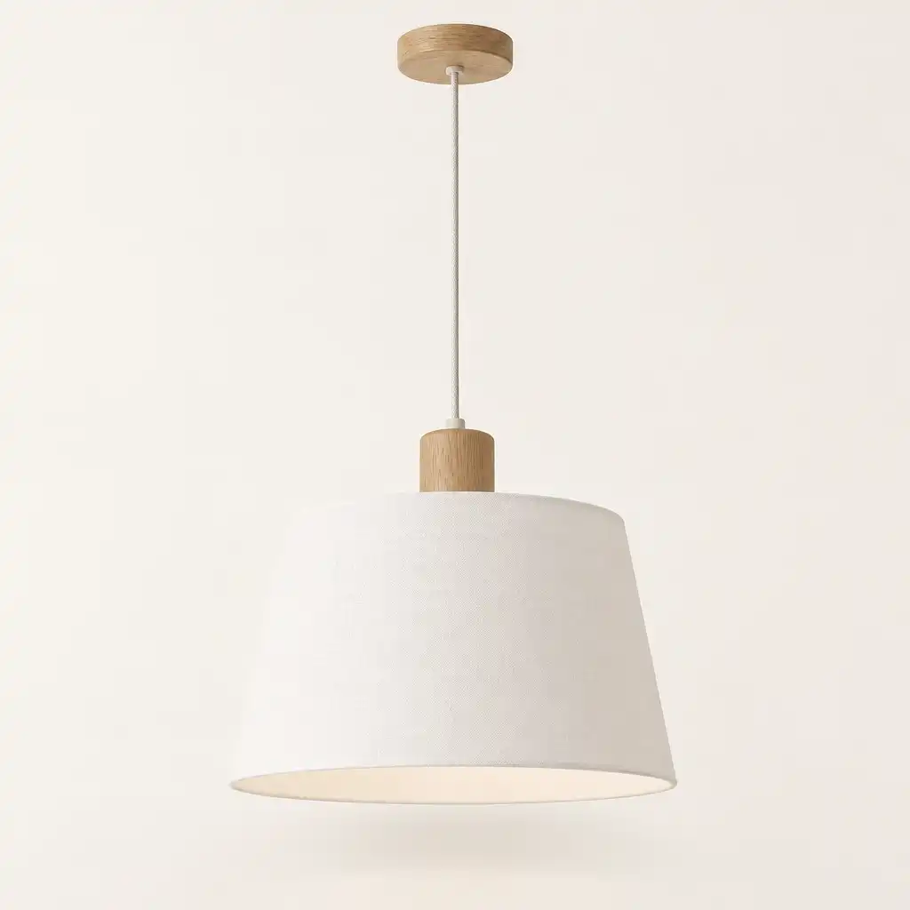 Lampa wisząca skandynawska z białym kloszem z tkaniny i drewnianymi detalami