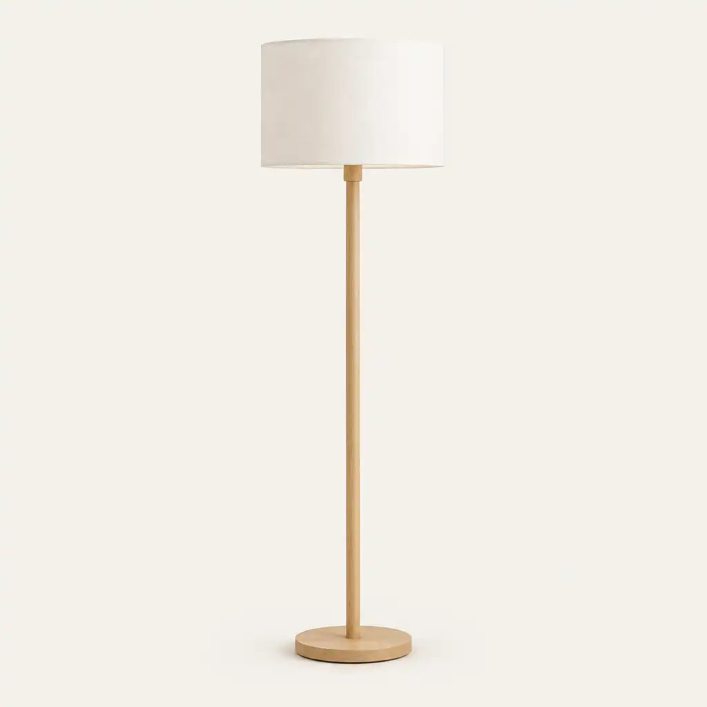 Lampa stojąca Nordic z jasnego drewna i białym kloszem z tkaniny